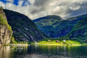 Fjords_Sun peeps through