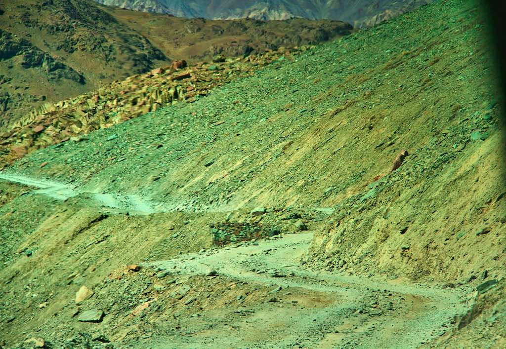 The narrow track to Chandratal The narrow track to Chandratal