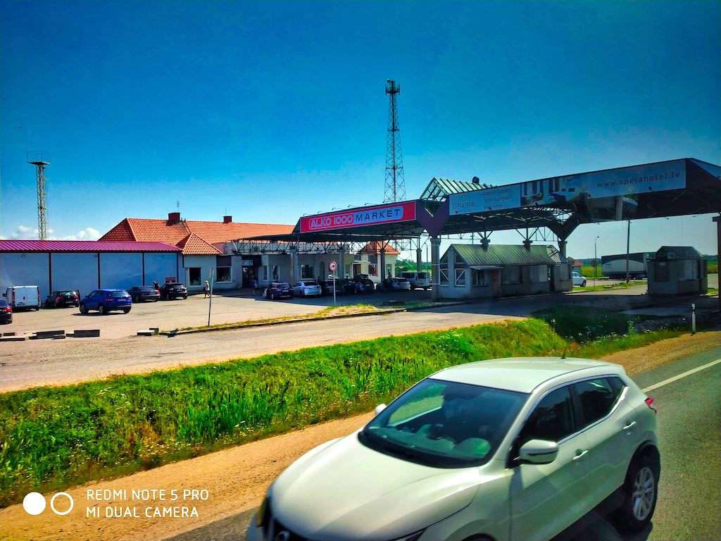 Crossing the border from Estonia to Latvia