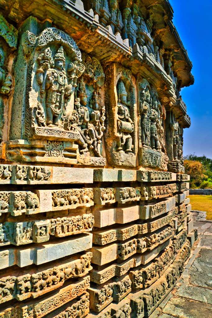 Carvings in eight tiers