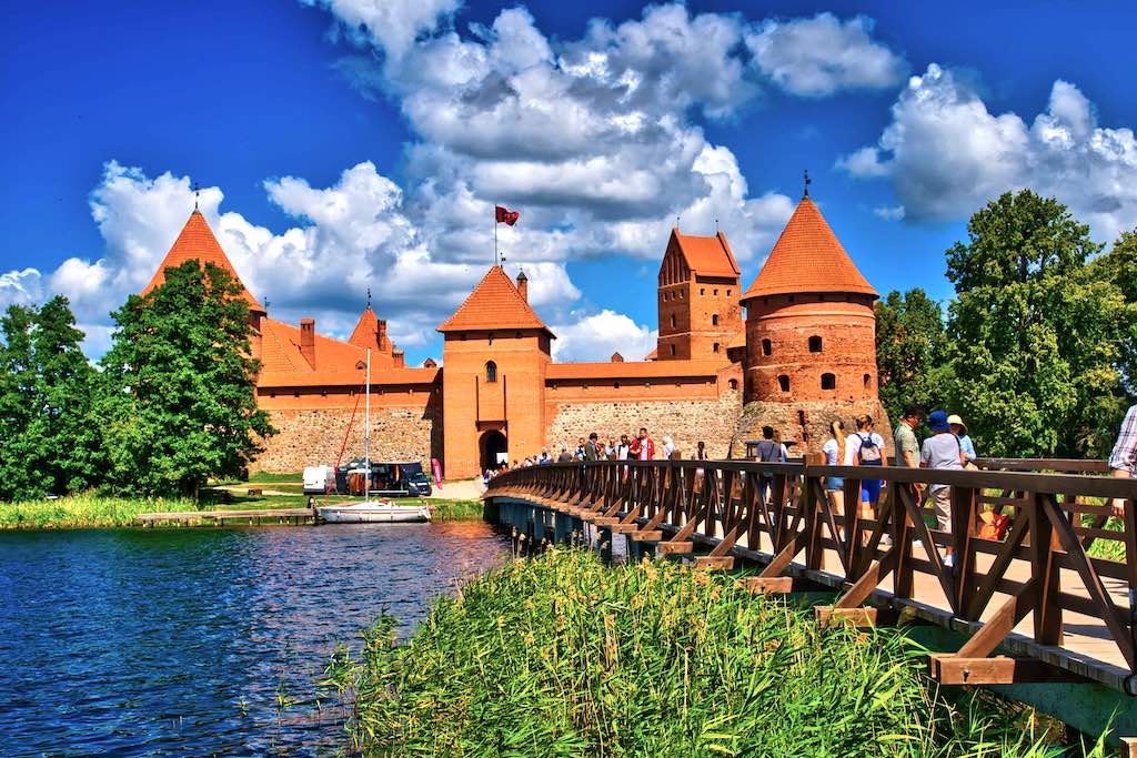 The wooden bridge A wooden bridge connects the castle to the shore