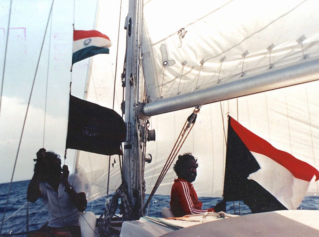 Hoisting the Yemeni pennant before entry into Aden