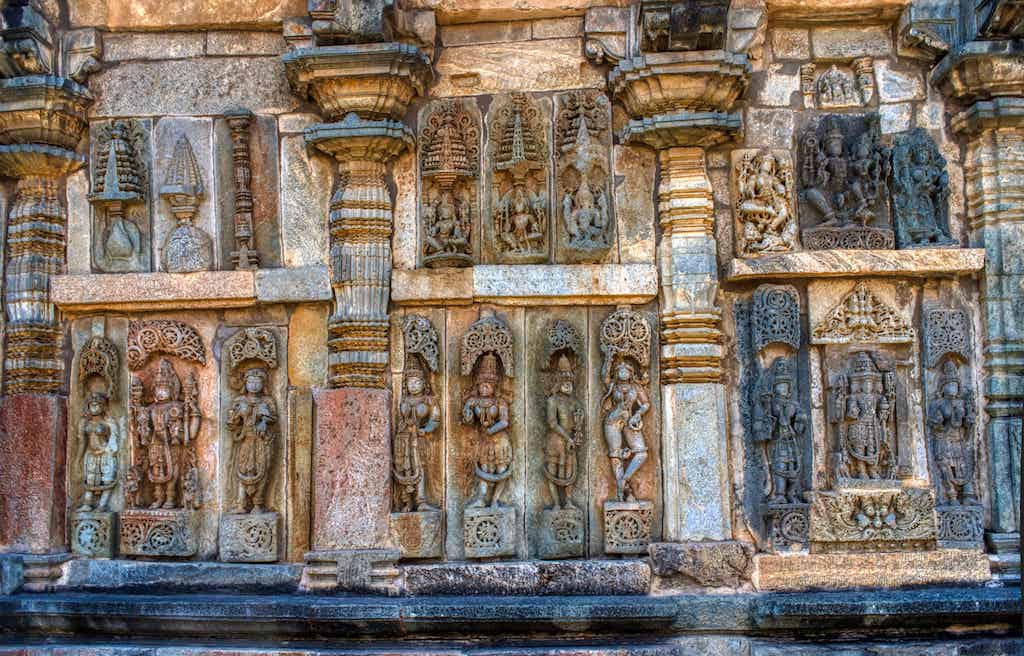 The life-size sculptures on the walls of the Andal Temple