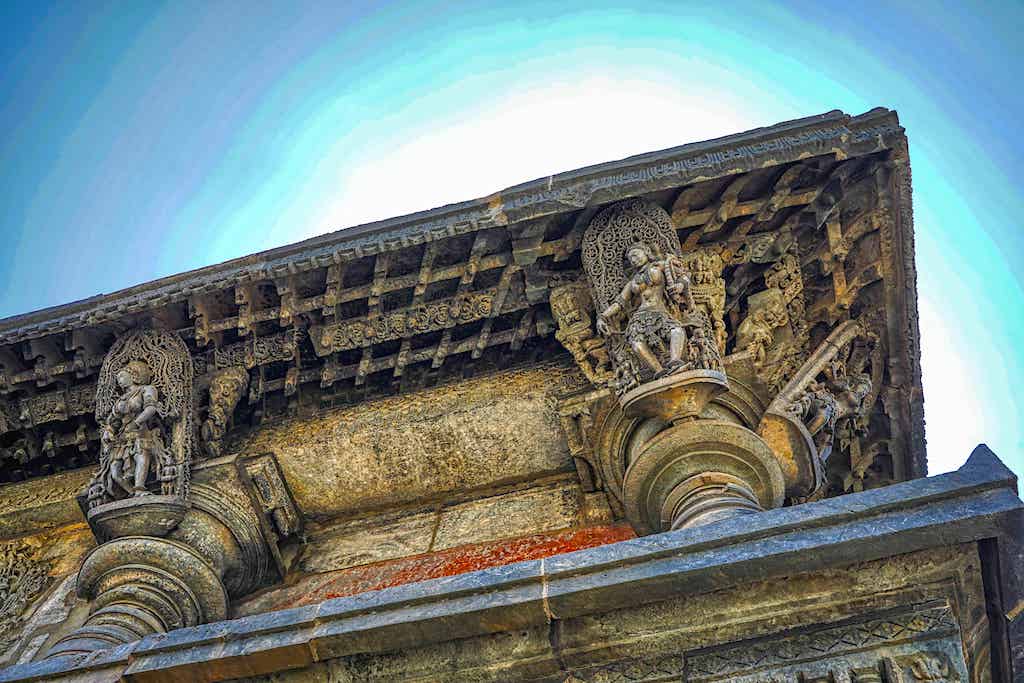 Madanika figurines adorn the exteriors under the eaves 