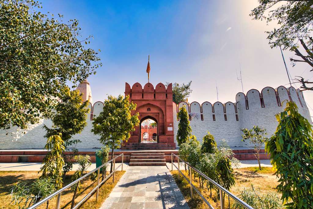 The entrance to the Neelkanth Mahadev Temple 