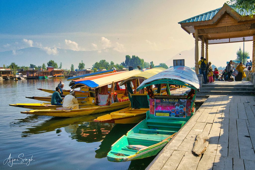The waiting shikaras at a boat point