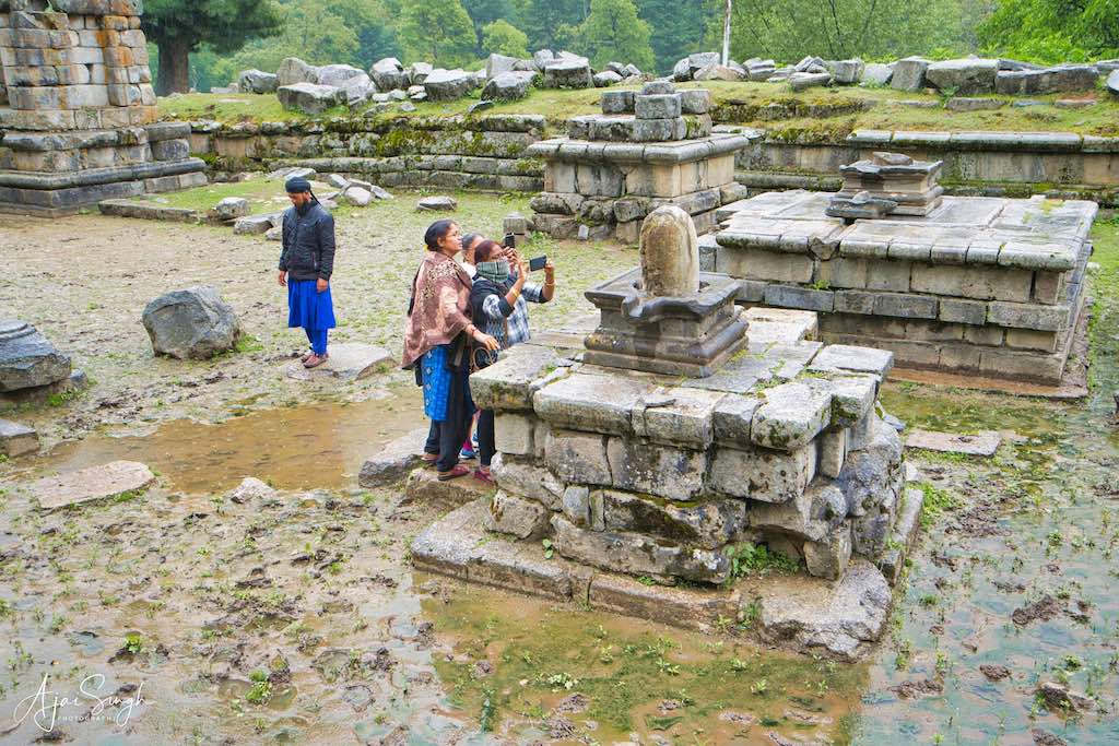 Scattered shiva lingas across the site