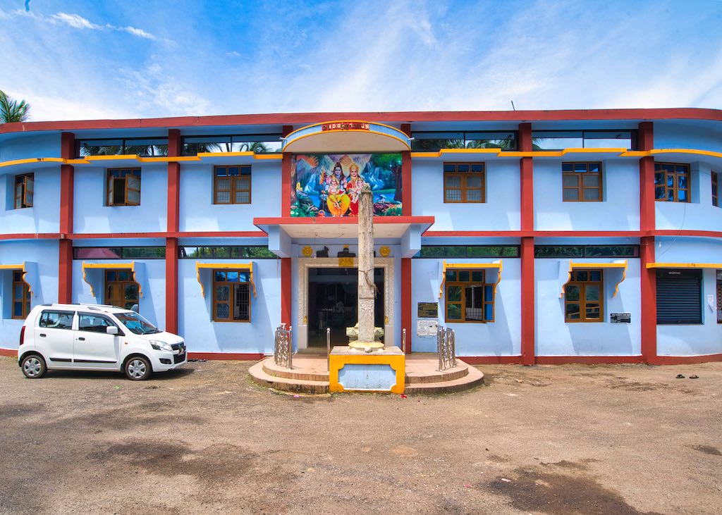 The entrance of the Shri Gunavanteshwar Temple