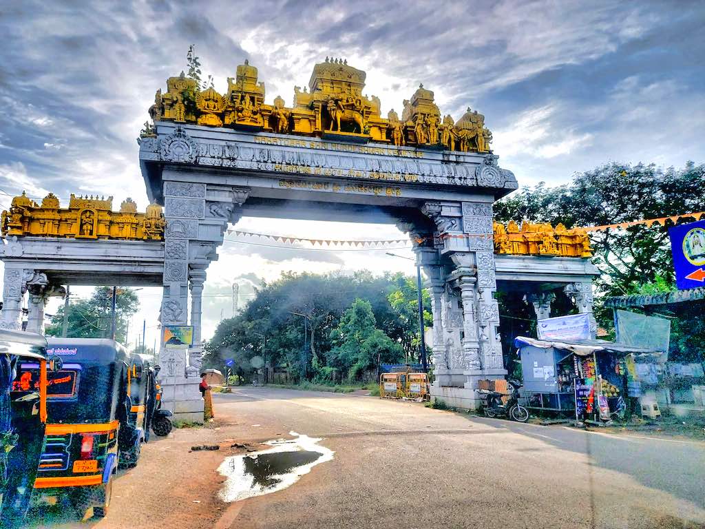 The gateway to the holy town of Murdeshwar