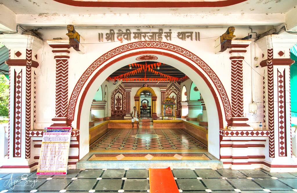 Kaavi art decorates the entrance to the mandapa