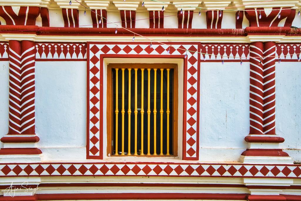 A window decorated with Kaavi art