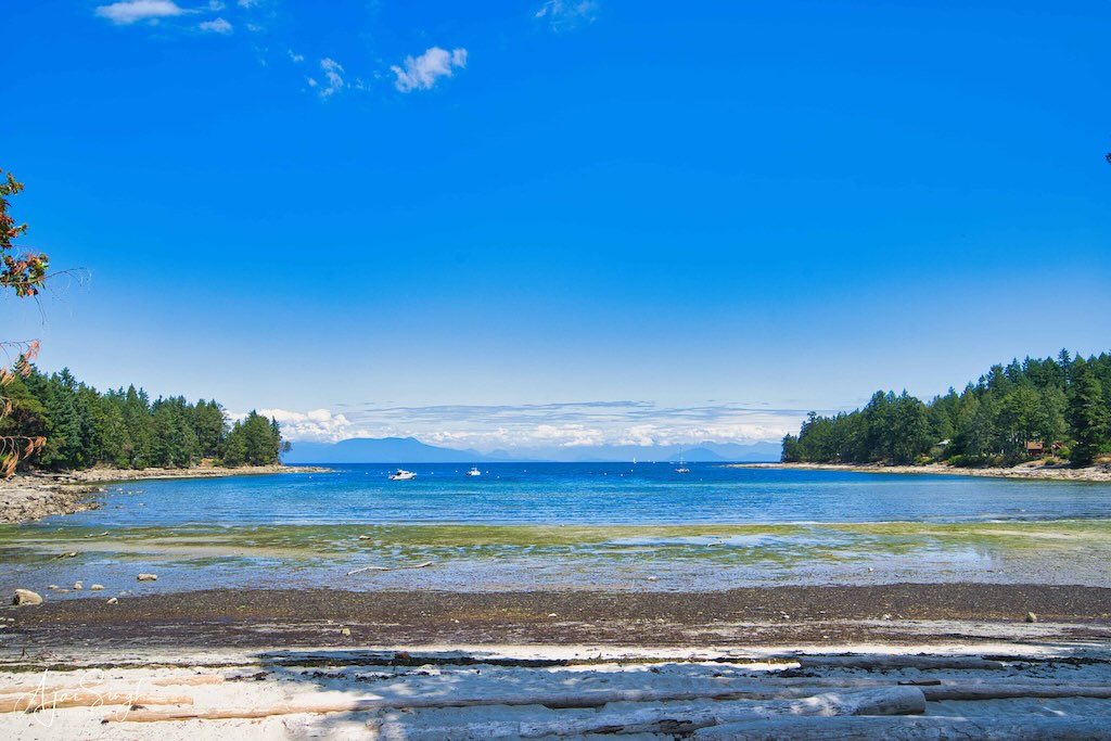 The beautiful view of a beach in Gabriola Sands Provincial Park